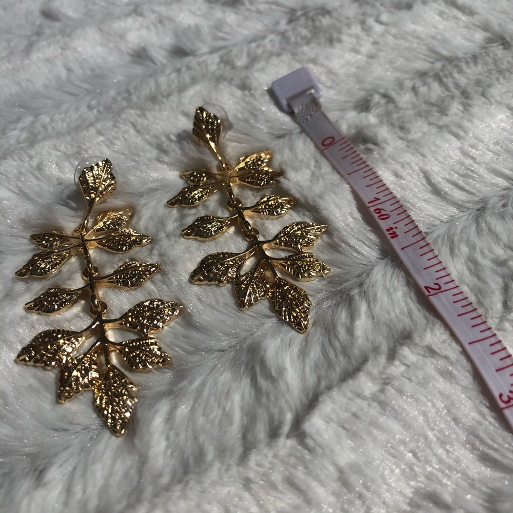 Gold colored leaf style dropped earrings - Picture 4 of 4